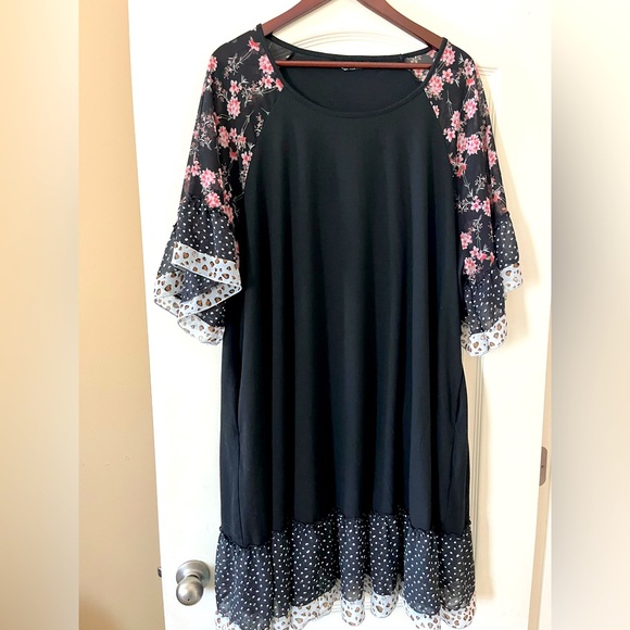 BloomChic Dresses & Skirts - Bloomchic Black with Bell Sleeves Mid/Length Dress women’s size 3X